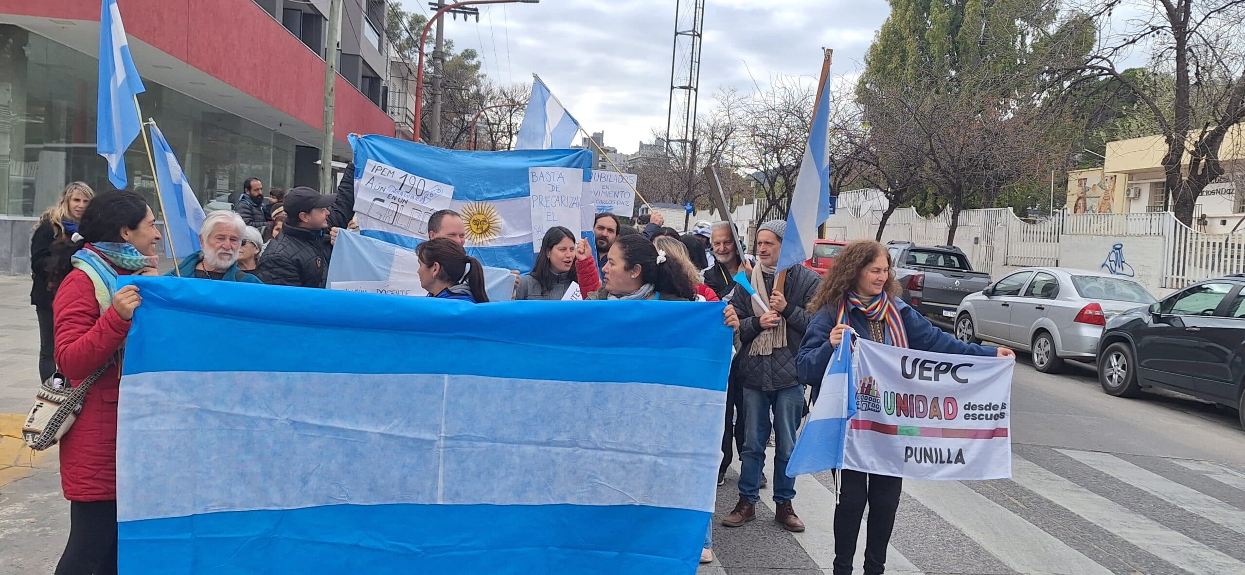 El reclamo por jubilaciones y salarios dignos se hizo escuchar en Villa Carlos Paz